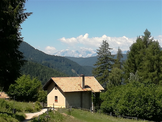 Una splendida casetta in mezzo ai monti passeggiando sopra Molina.